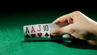 Для игры в Омаху на руки сдается 4 карты, из которых 2 участвуют в комбинации. Для игры в Омаху на руки сдается 4 карты, из которых 2 участвуют в комбинации.